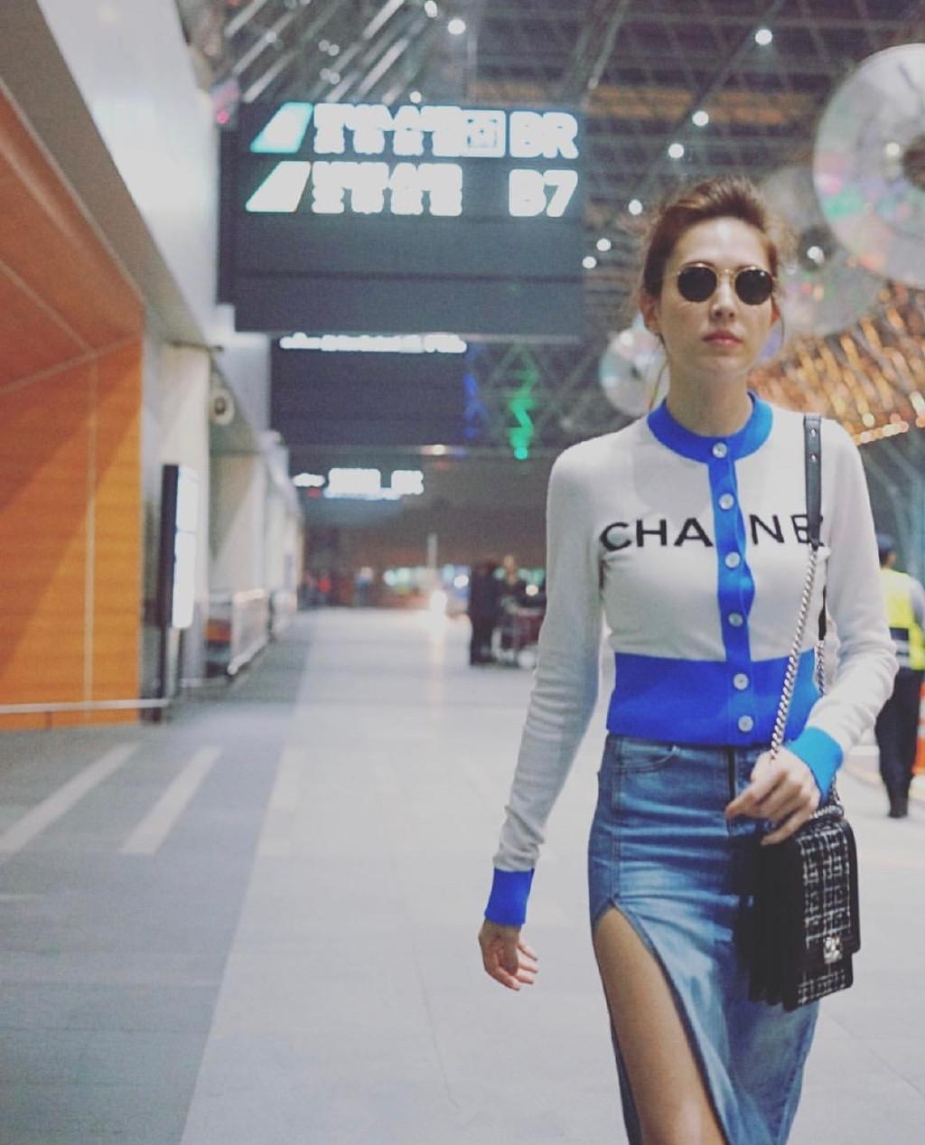 女演員泳裝日常，夏日歡樂(lè)與溫情的綻放