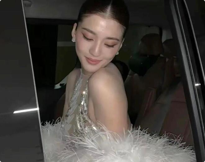 女明星C，舞臺(tái)到熒屏之旅，學(xué)習(xí)變化的力量鑄就自信與成就